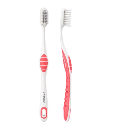 oralex brosse a dents compact souple – manche blanc et rouge corail, poils gris